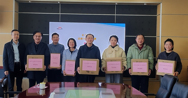 董事长颁奖1_副本.jpg 董事长颁奖1_副本.jpg