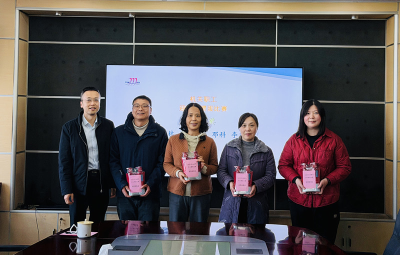 董事长颁奖2_副本.jpg 董事长颁奖2_副本.jpg