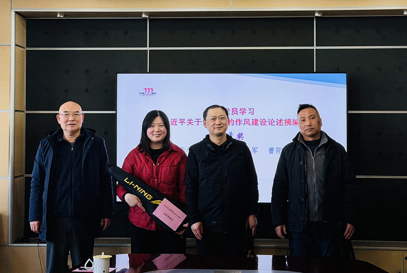 刘总颁奖2_副本.jpg 刘总颁奖2_副本.jpg